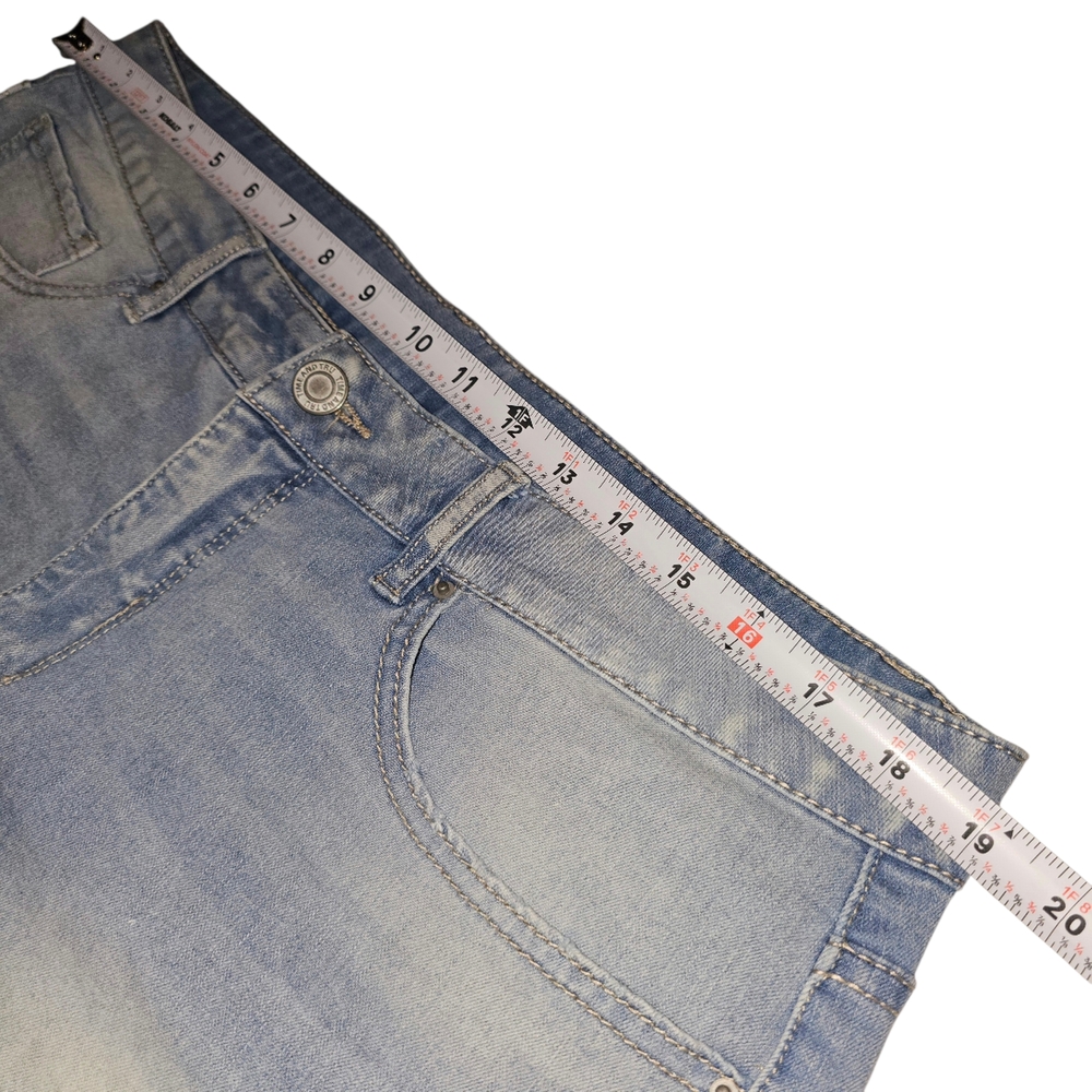Time and Tru Women's Denim Shorts Size 16 Mid-Rise 3" Inseam New Without Tag - Picture 4 of 6